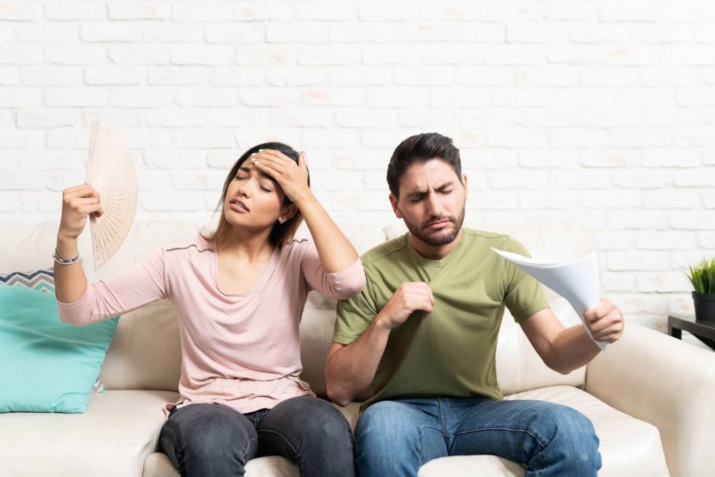 couple tries to keep cool in the summer heat